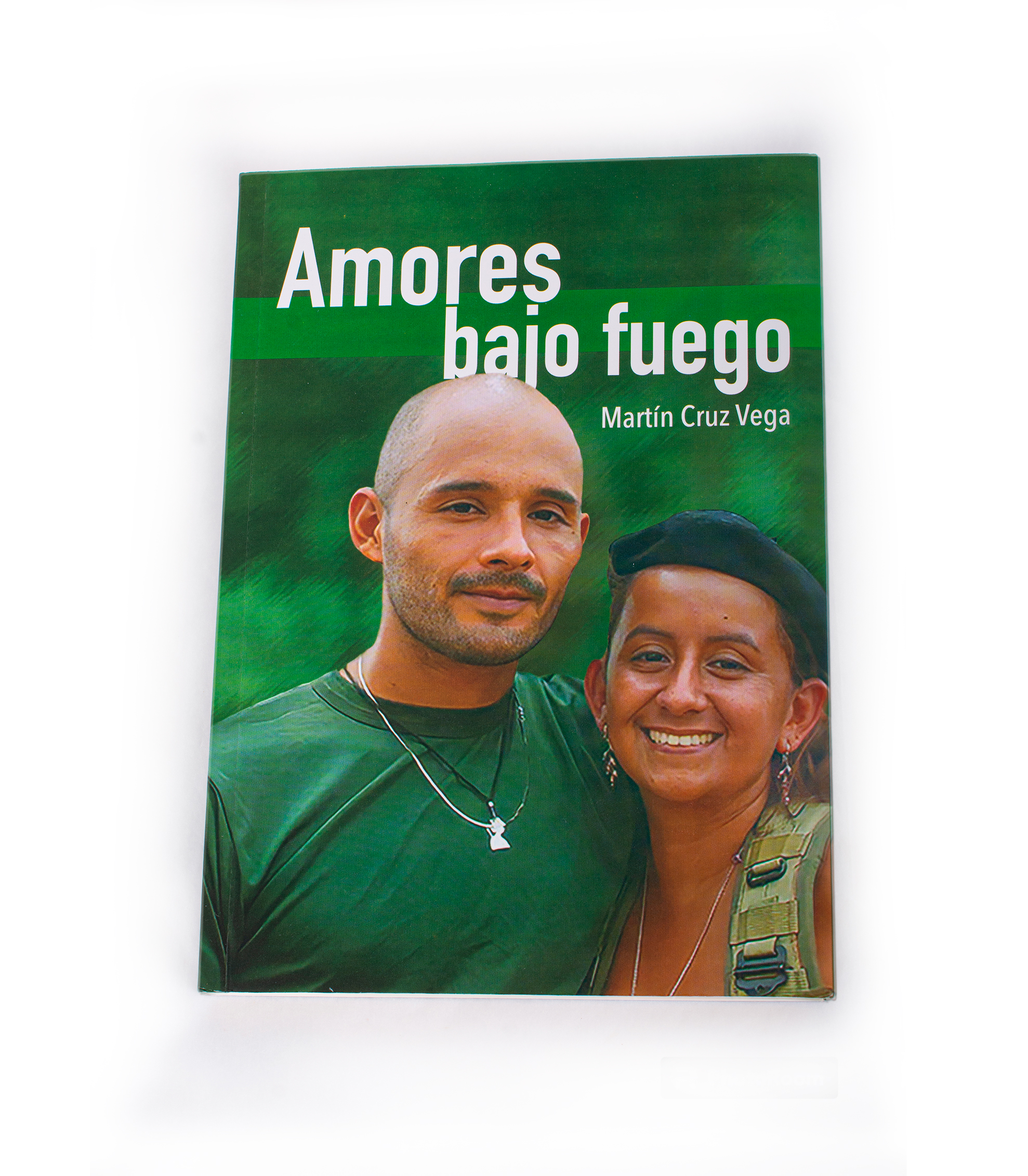 Amores-bajo-fuego-01 Libro Amores bajo fuego - Image 1